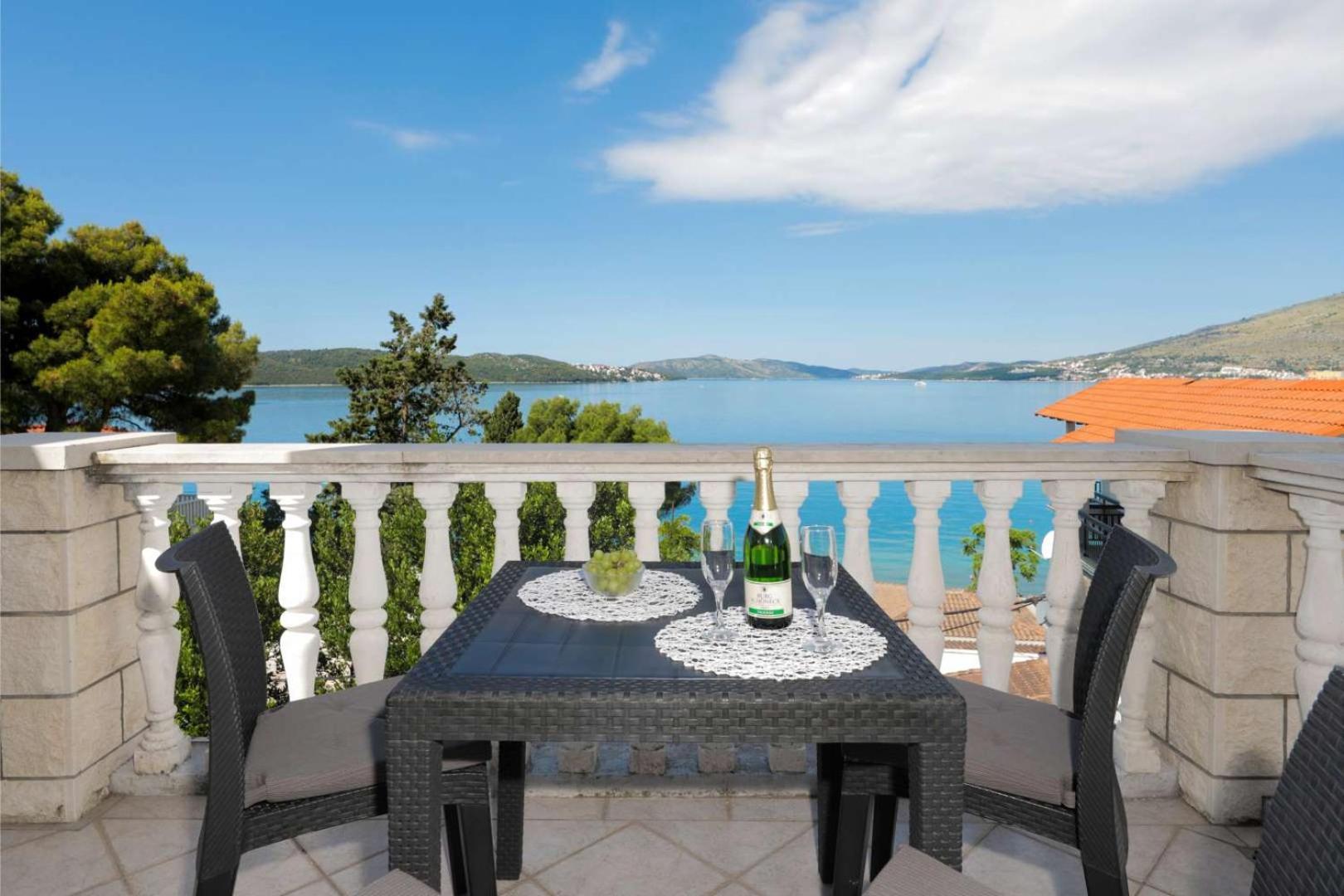 Apartments Lovric Трогир Экстерьер фото